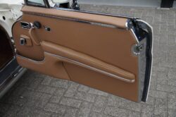 Deurpanelen van dit soort luxe auto’s uit die tijd zijn vaak voorzien van mooie details. Prachtig om na te maken dus