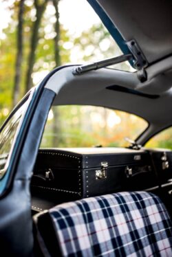 Onze werkzaamheden waren:
– stofferen stoelen, dashboard en kofferset
– renovatie leerdelen
– vernieuwen hemelbekleding & vloerbedekking