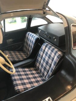 De gebruikte stof is 1 op 1 nagemaakt van de stof zoals deze in 1955 werd gebruikt. Prachtig detail is dat de eigenaar kan kiezen tussen een set lederen kussens of deze stoffen kussens. Met een draai/klik systeem heeft Mercedes dat toen al bedacht.